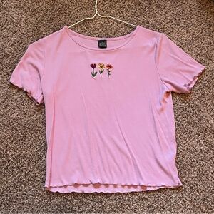 pink baby tee w floral stitching